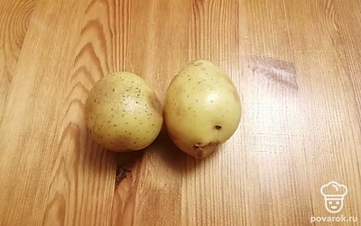 Картофель хорошо помойте. Поставьте вариться на средний огонь до готовности. 