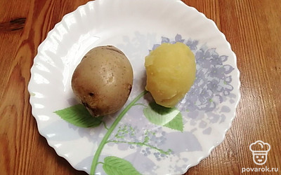 Когда картофель будет готов, остудите его и очистите. 