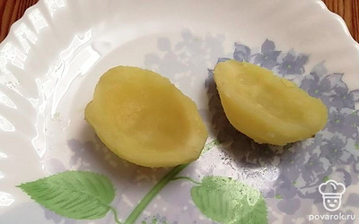 Разрежьте картофель пополам. Аккуратно чайной ложкой удалите середину. 