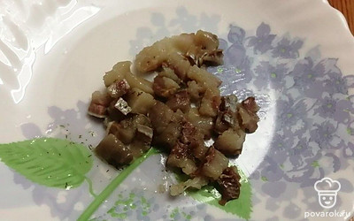 Слабосоленое филе селедки нарежьте небольшими кубиками.