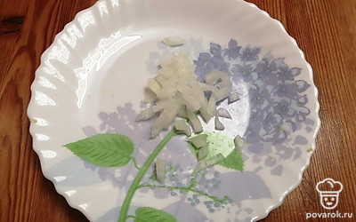 Репчатый лук мелко покрошите. 