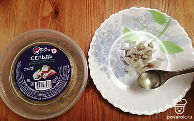 Соедините селедку и лук. Заправьте растительным маслом. 