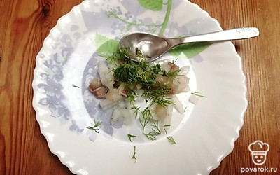 Добавьте мелко нарезанный укроп. Хорошо перемешайте. 