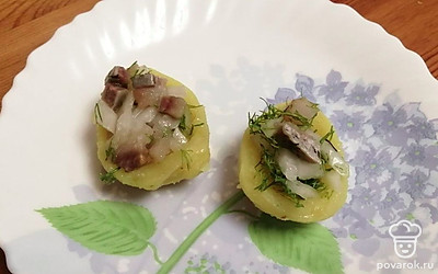 Начините картофель получившейся начинкой. Закуска готова.