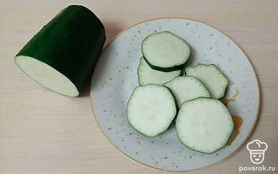 Кабачок помойте и нарежьте кружочками толщиной 1,5 сантиметра.