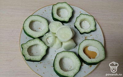 В кабачках аккуратно удалите серединку.