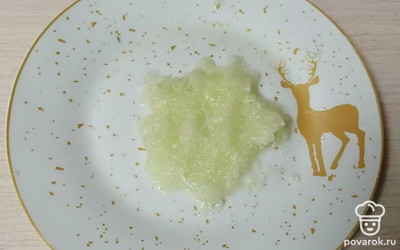 Мякоть кабачков натрите на мелкой терке.