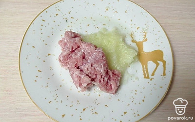 Сделайте начинку. В тарелку выложите натертый кабачок и добавьте свиной фарш.