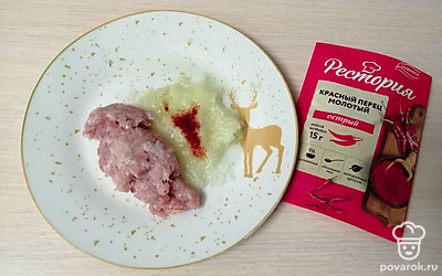 Добавьте соль и красный перец по вкусу. Хорошо перемешайте.