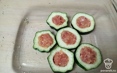 Кабачки начините получившейся смесью. Выложите их в форму для запекания. Готовьте кабачки в духовке 15-20 минут на среднем огне.