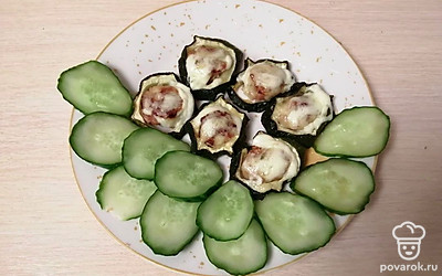 Подавайте блюдо порционно, со свежими огурцами. Приятного аппетита!
