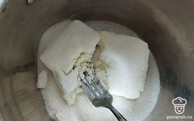 Пачку творога перемешиваем с сахаром.