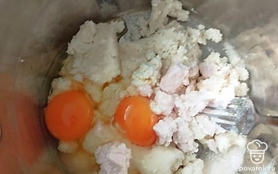 Вбиваем два яйца, перемешиваем.