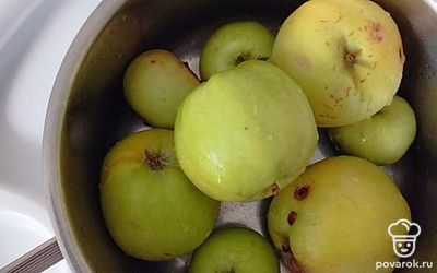 Яблочки моем, режем на дольки.