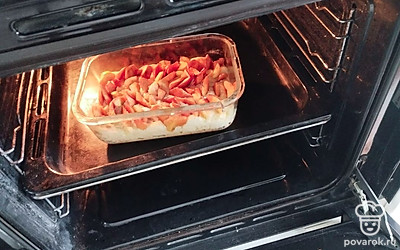 Перекладываем тесто в чашу для запекания. Сверху выкладываем дольки яблок. Отправляем в духовку под 180 градусов на 40 минут.