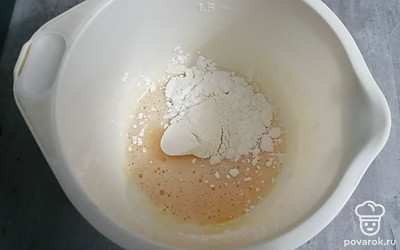 Добавляем по 15 граммов муки и крахмала. 