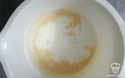 Вливаем молоко. Хорошо перемешиваем. 