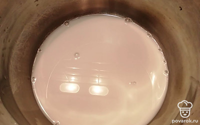 Переливаем в кастрюлю и варим на медленном огне, пока масса не загустеет. 