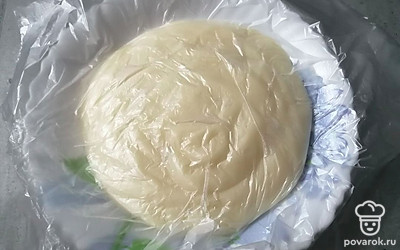 Заварной крем перекладываем в тарелку, накрываем пленкой в контакт. 