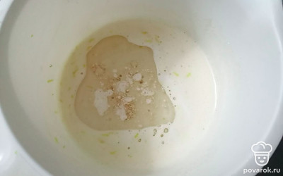 Добавляем 60 миллилитров молока, 80 миллилитров растительного масла и цедру лимона. 