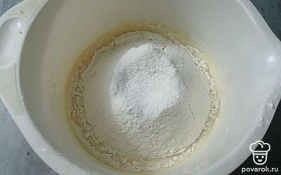 Всыпаем просеянную муку и разрыхлитель теста. Хорошо перемешиваем до однородной консистенции. 