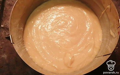 В форму выливаем тесто. 