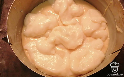 На тесто произвольно выкладываем заварной крем. 