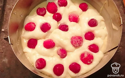 Сверху выклыдываем любые ягоды. Ставим в предварительно разогретую духовку. Выпекаем на среднем огне 40 минут. 