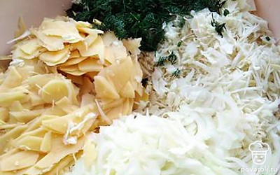 Нарезать все овощи и зелень. Перемешать. 