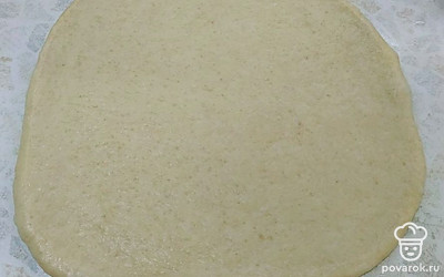 Раскатать часть теста.