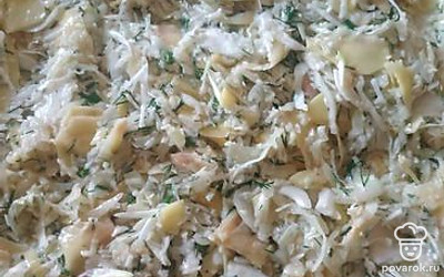 На тесто выложить начинку.