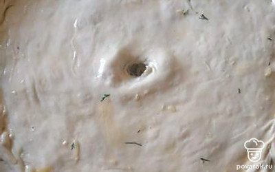 Накрыть вторым слоем теста и сделать отверстие, чтобы пирог дышал и хорошо пропекся. Смазать яичным желтком и поставить в духовку.