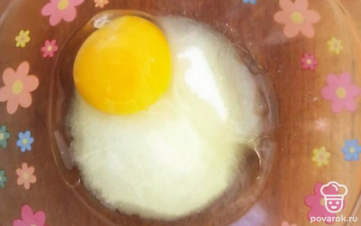 Яйцо взбейте с сахаром и ванилином.