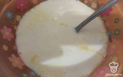 Добавьте молоко и подсолнечное масло, перемешайте до однородной массы.