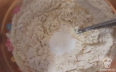 Просейте муку, добавьте разрыхлитель и хорошо все еще раз перемешайте.