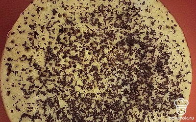 Посыпьте пирог крошкой шоколада и подавайте к столу.