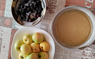 Для теста взбиваем яйца с щепоткой ванилина, корицей, сиропом топинамбура и рисовой мукой.