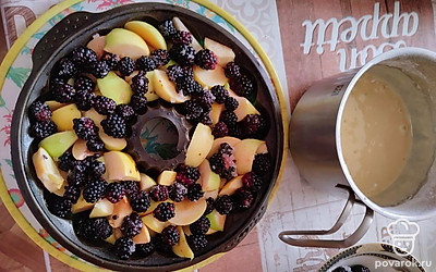 Ежевику и яблоки моем. Яблоки мелко нарезаем. Вместе с ежевикой выкладываем в форму для запекания, у меня силиконовая. Форму предварительно смазываем сливочным маслом.