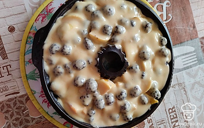 Заливаем начинку тестом,чтобы не оставалось пустот.