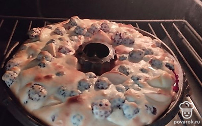 Ставим на полчаса в разогретую духовку до полной готовности пирога.