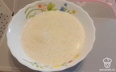 Манку заливаем молоком и даем постоять. 