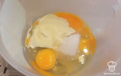 В глубокой миске взбиваем яйца, сахар и сливочное масло.