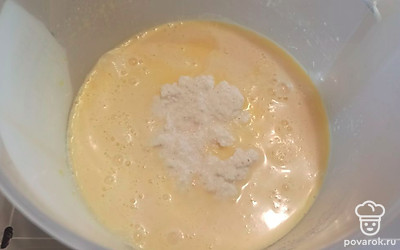 Затем в миску выкладываем манку и всё перемешиваем. 