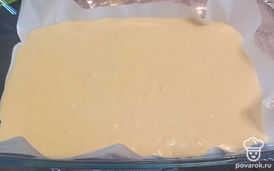 Вливаем тесто в форму для запекания, застеленную пергаментной бумагой. Ставим в духовку, разогретую до 180 градусов, на 50 минут. 