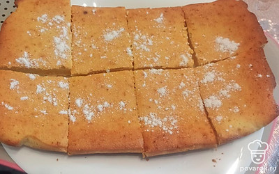 Нарезаем манник и посыпаем сахарной пудрой. 