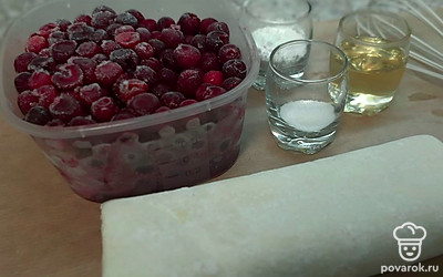 Подготовьте ингредиенты: слоеное тесто бездрожжевое, вишню без косточки, ванильный сахар, крахмал, муку.