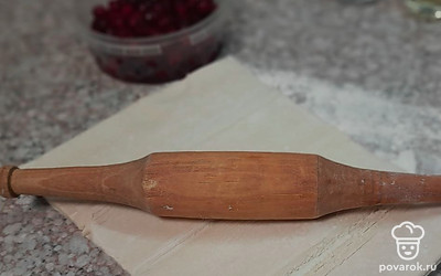 Тесто предварительно разморозьте. Рабочую поверхность обсыпте немного мукой и раскатайте тесто тонким слоем.