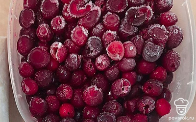 Вишню разморозьте и откиньте на дуршлаг, чтобы стекла лишняя жидкость. Если берете свежие ягоды, то промойте их под проточной водой, обсушите и извлеките косточки.