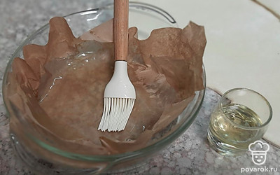 Форму для запекания застелите пергаментной бумагой. Смажьте ее подсолнечным маслом, чтобы пирог не прилипал.