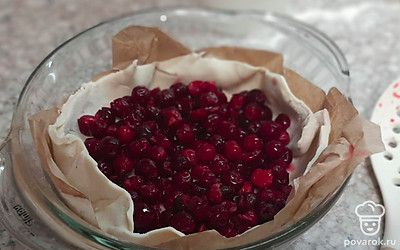 Переложите слоеное тесто в форму для выпекания. Разложите сверху начинку. 